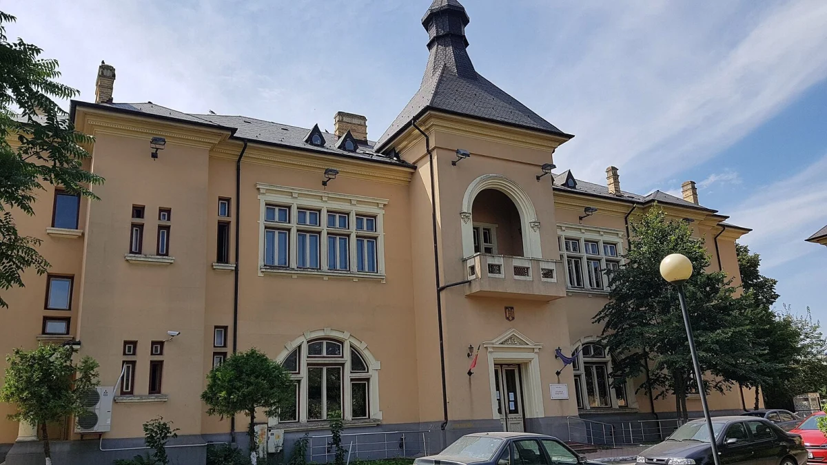Clădirea Tribunalului Constanța, cu fațadă galbenă, turn cu acoperiș de ardezie și mașini parcate în față (fotografie de arhivă, 2018)
