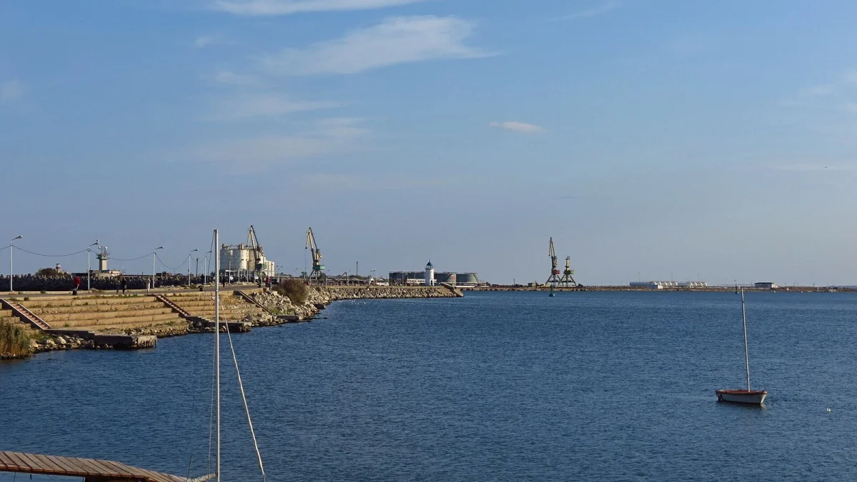 Portul vechi din Mangalia, cu digul de promenadă și farul genovez