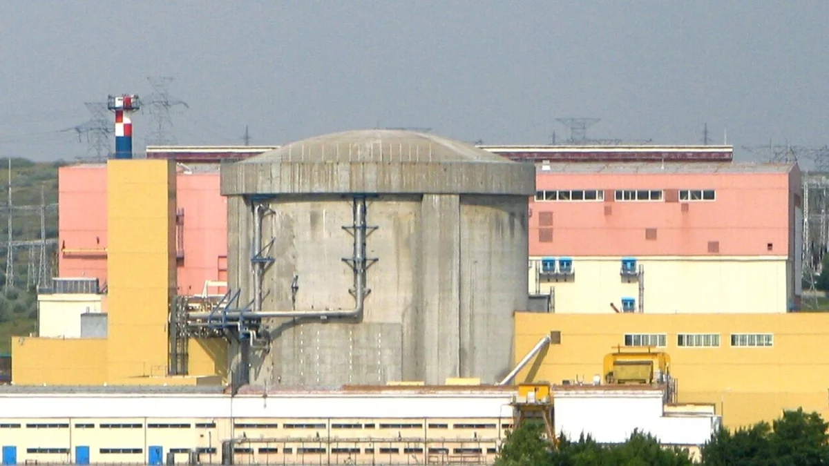 Clădirea reactorului și sala turbinelor de la Centrala Nucleară Cernavodă, văzute de pe malul Dunării (fotografie de arhivă)