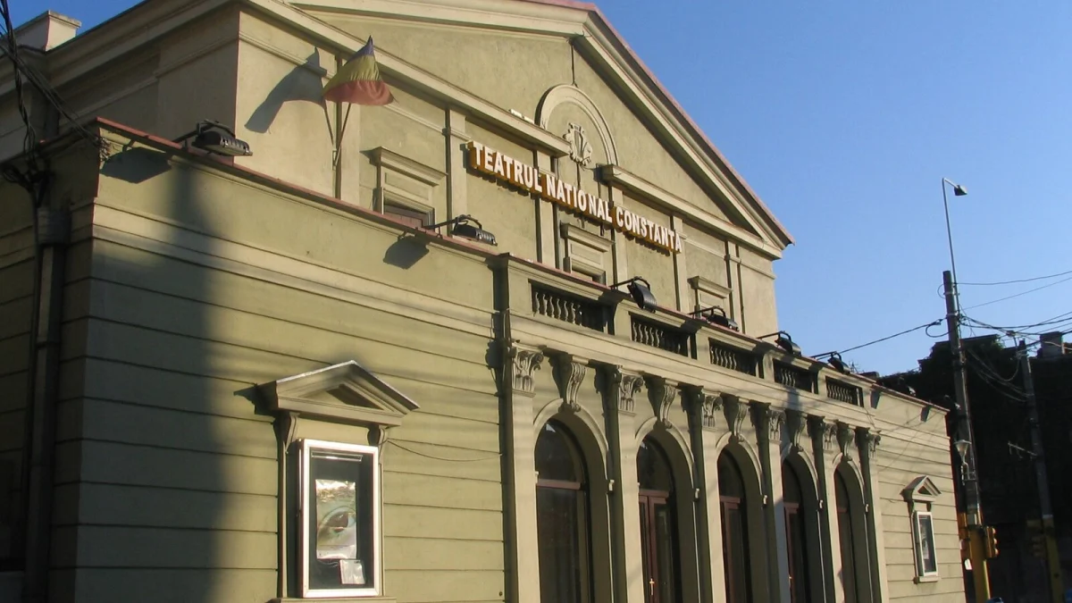 Fațada clădirii teatrului din Constanța, cu inscripția „Teatrul Național Constanța”, așa cum apărea în 2007 (fotografie de arhivă)