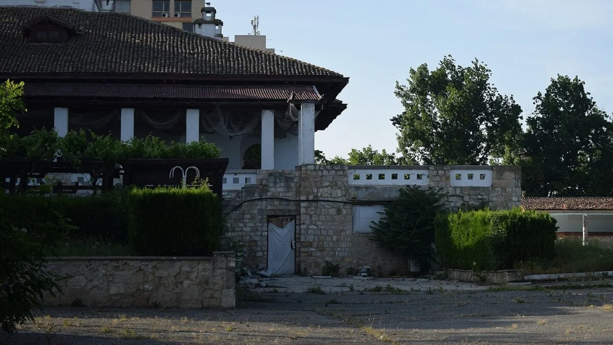 Vila Regală din Mamaia, cu acoperiș de țiglă, ziduri de piatră și curte năpădită de vegetație (fotografie de arhivă din 2018)