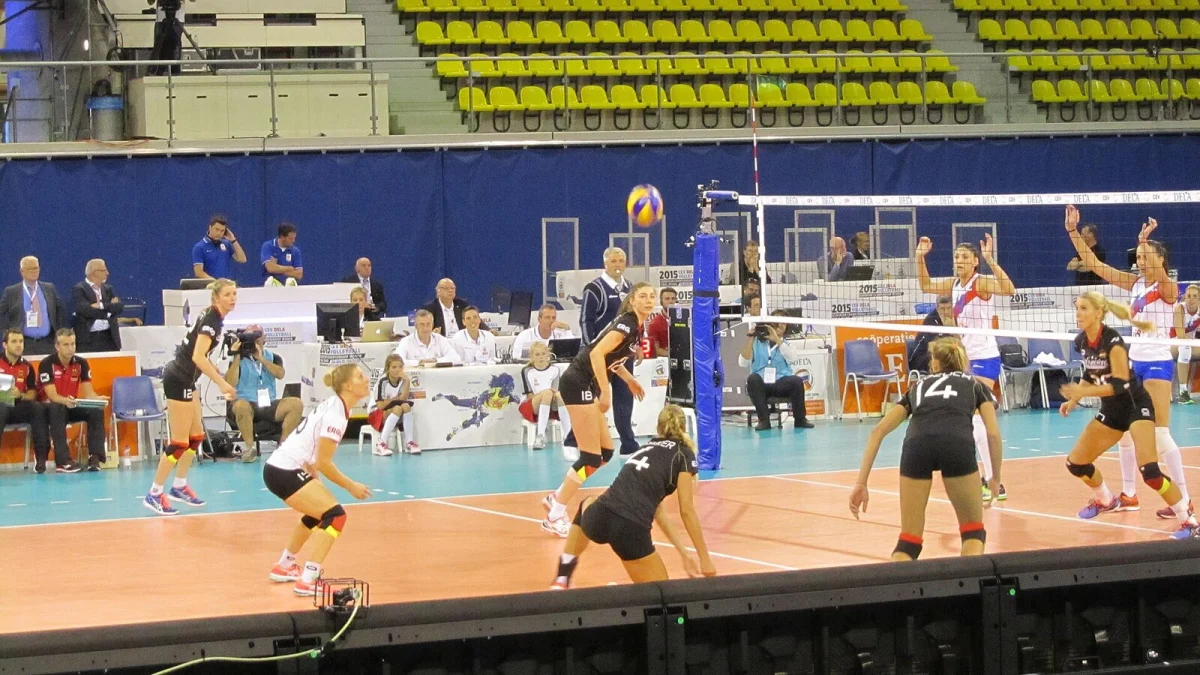 Meci de volei feminin într-o sală de sport (imagine ilustrativă)